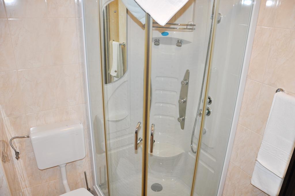 Hotel Thomas Bucarest Habitación foto